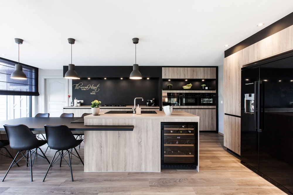 moderne keuken met hout en zwart
