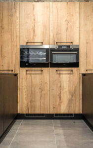 houten keuken met ingebouwde ovens