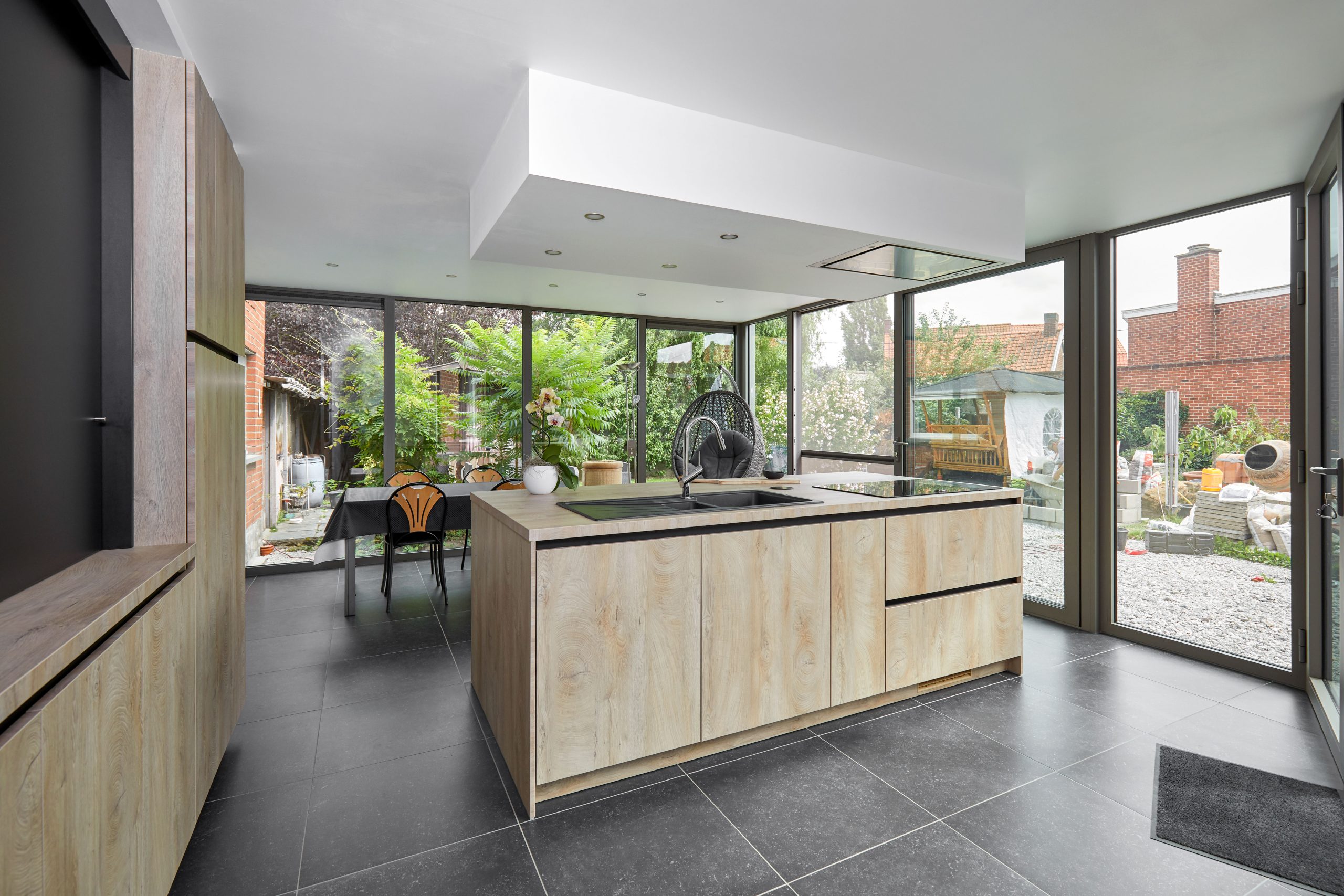 Open keuken met uitzicht op tuin