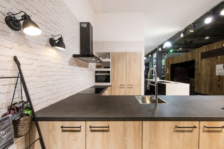 houten keuken met zwarte elementen