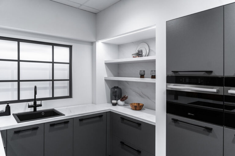 Moderne keuken met grijze en witte elementen
