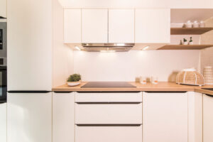 Witte keuken met hout & zwarte accenten