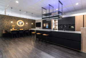Open moderne keuken in zwart