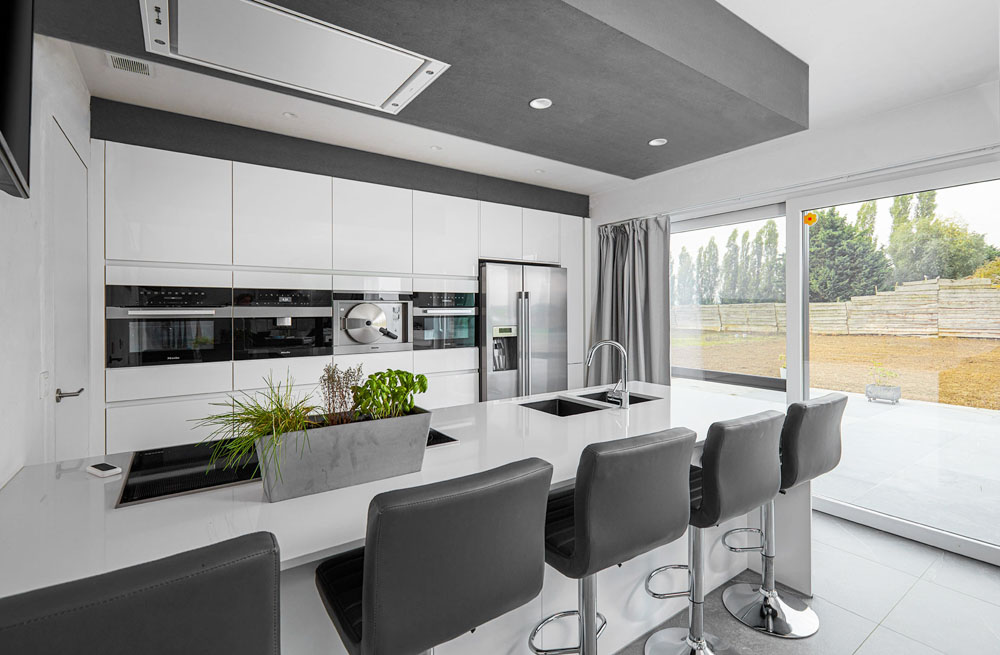 moderne witte keuken met zitgedeelte