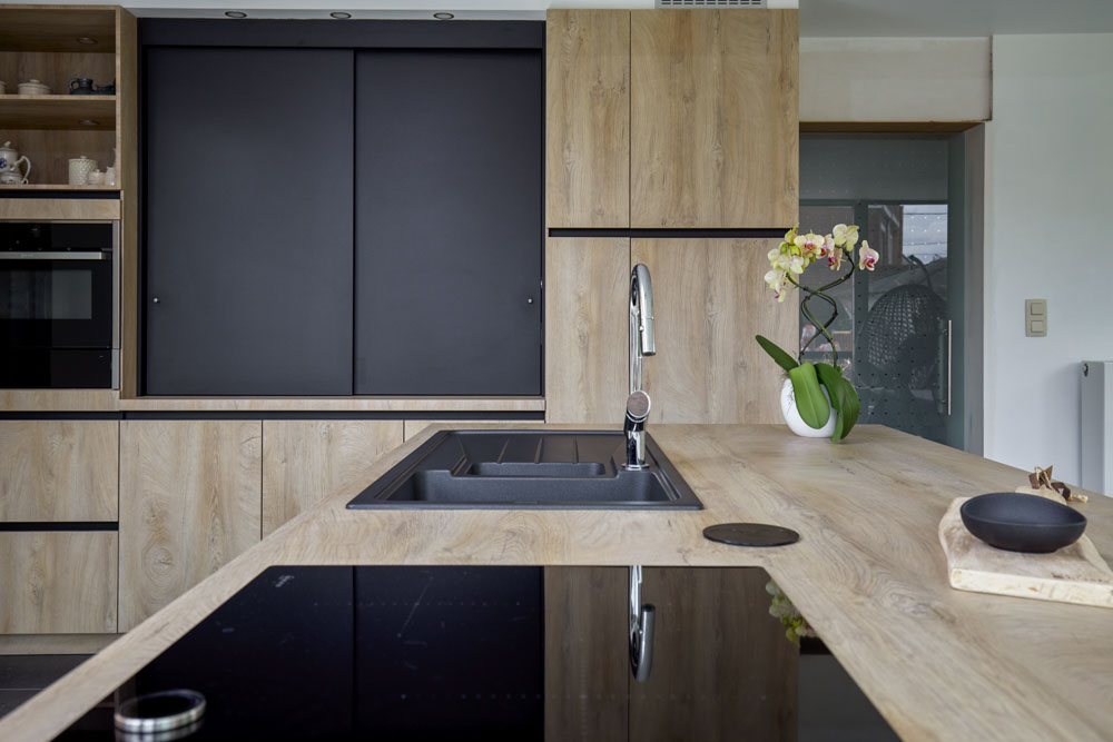 houten keuken met zwarte elementen