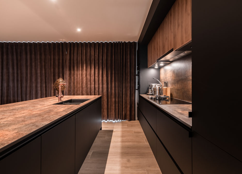 zwarte keuken met dekton blad