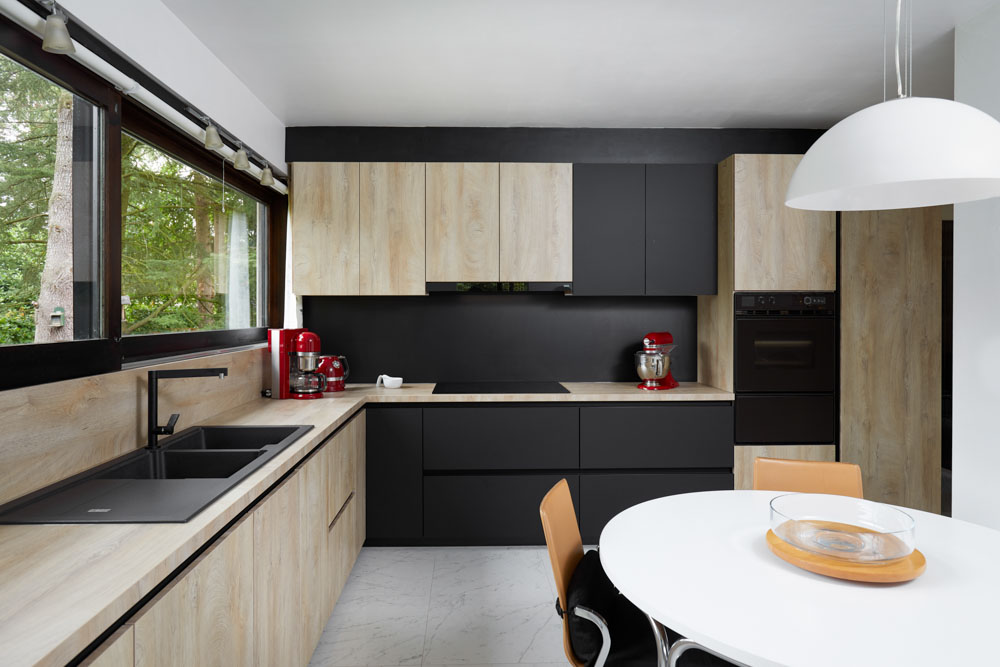 zwarte houten keuken