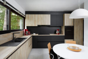 combinatie zwart en hout keuken