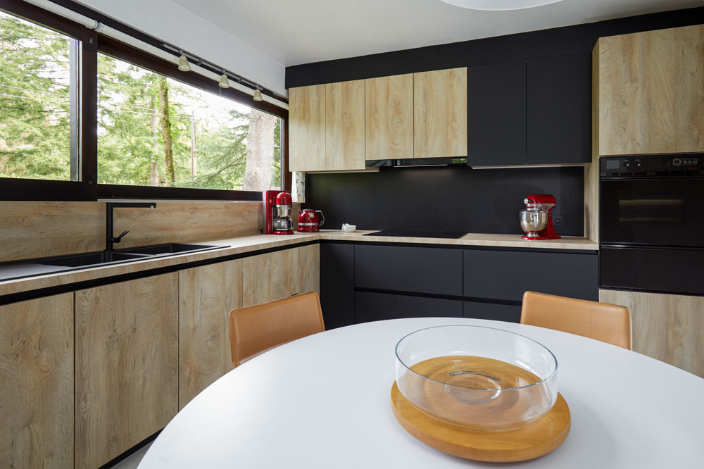 zwarte & houten keukenkasten