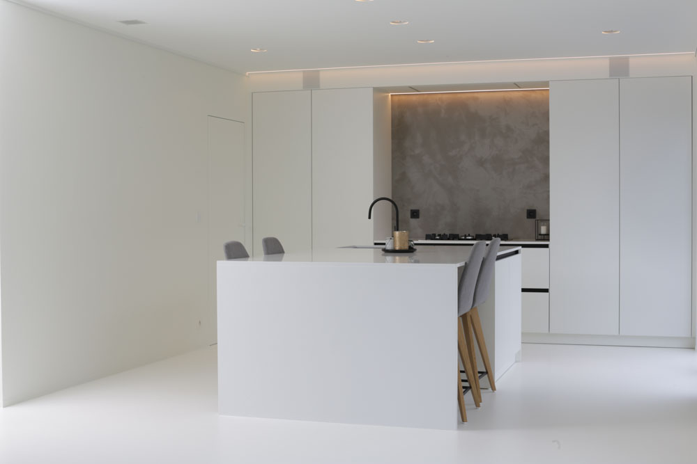 witte keuken met zitplaats