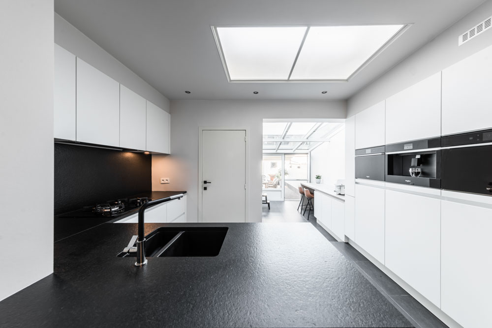 zwart keukeneiland in witte keuken